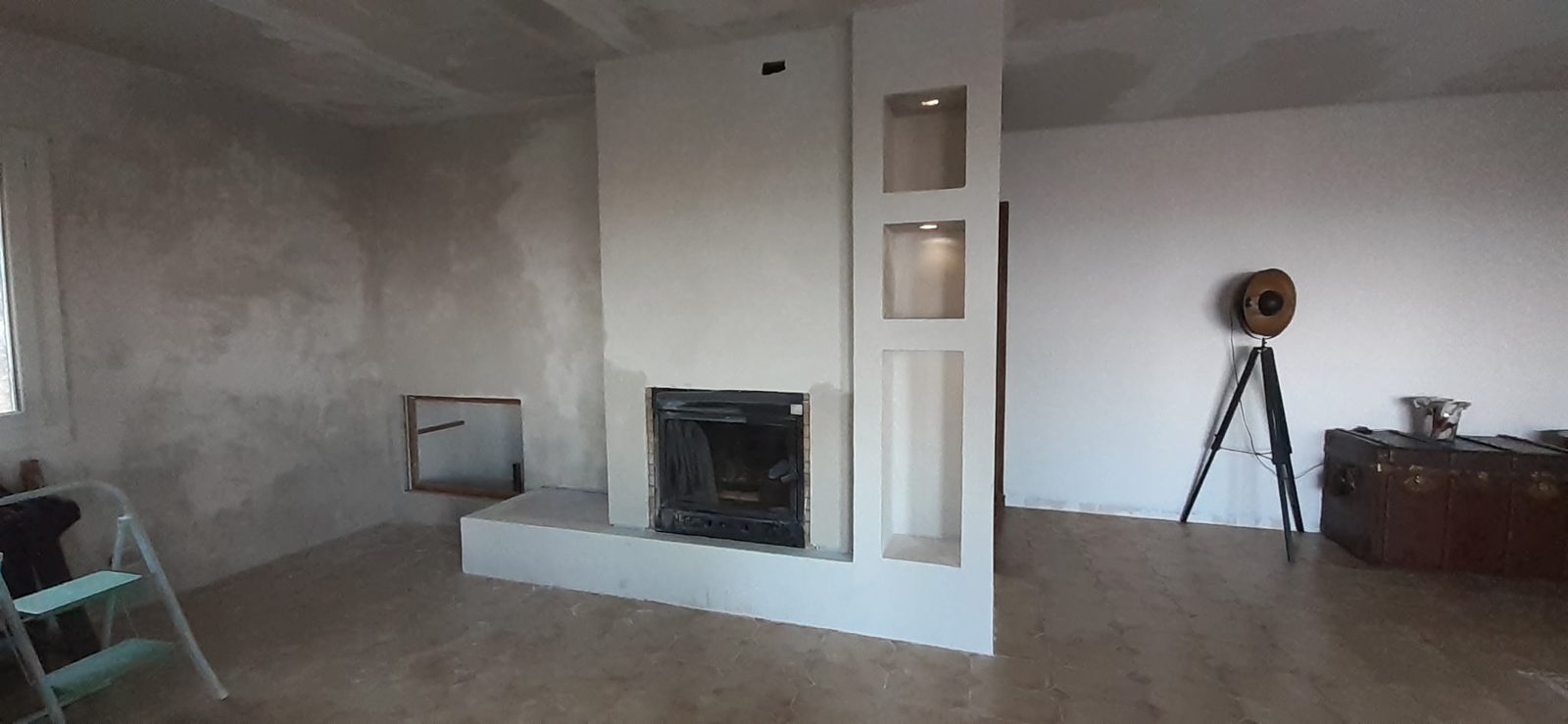 La pièce de vie terminée après la rénovation de la cheminée