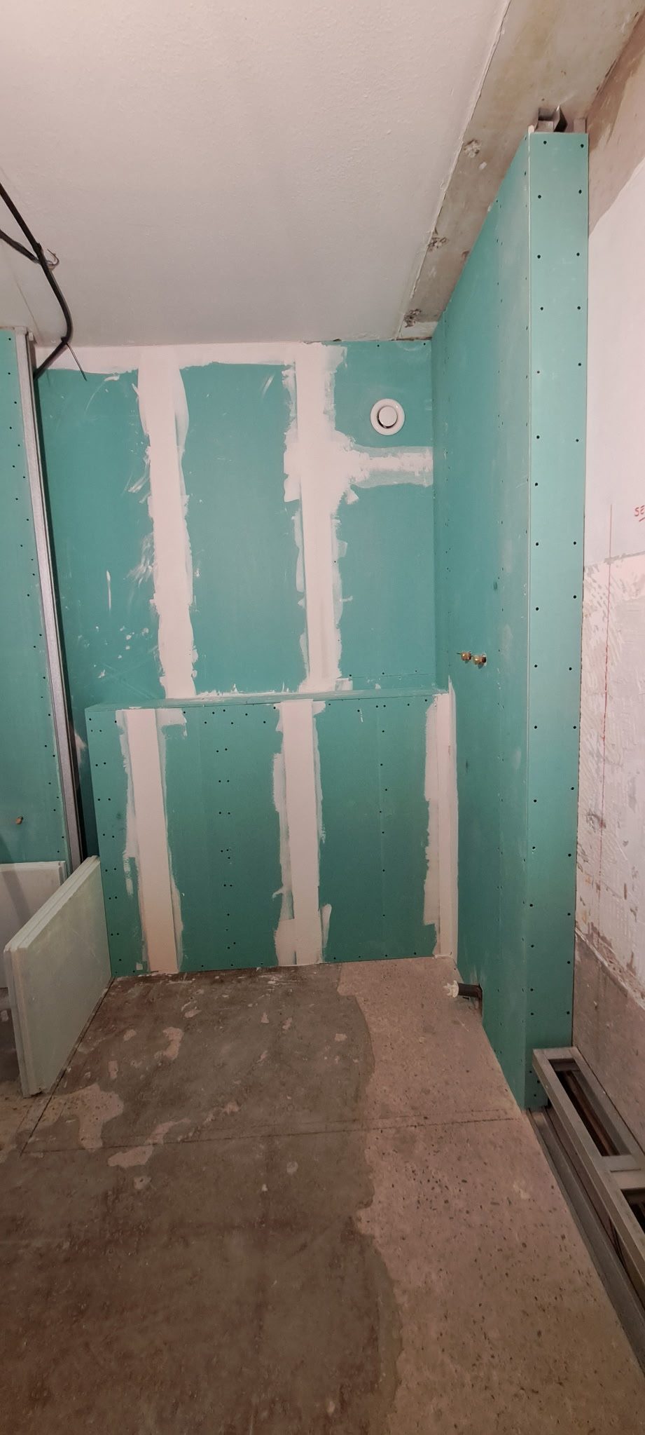 La salle de bain déposée, murs remis à nu