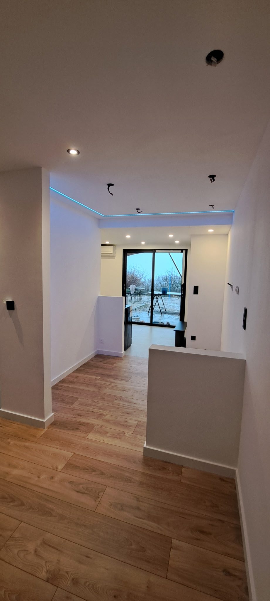 Vue vers l'entrée vitrée du studio