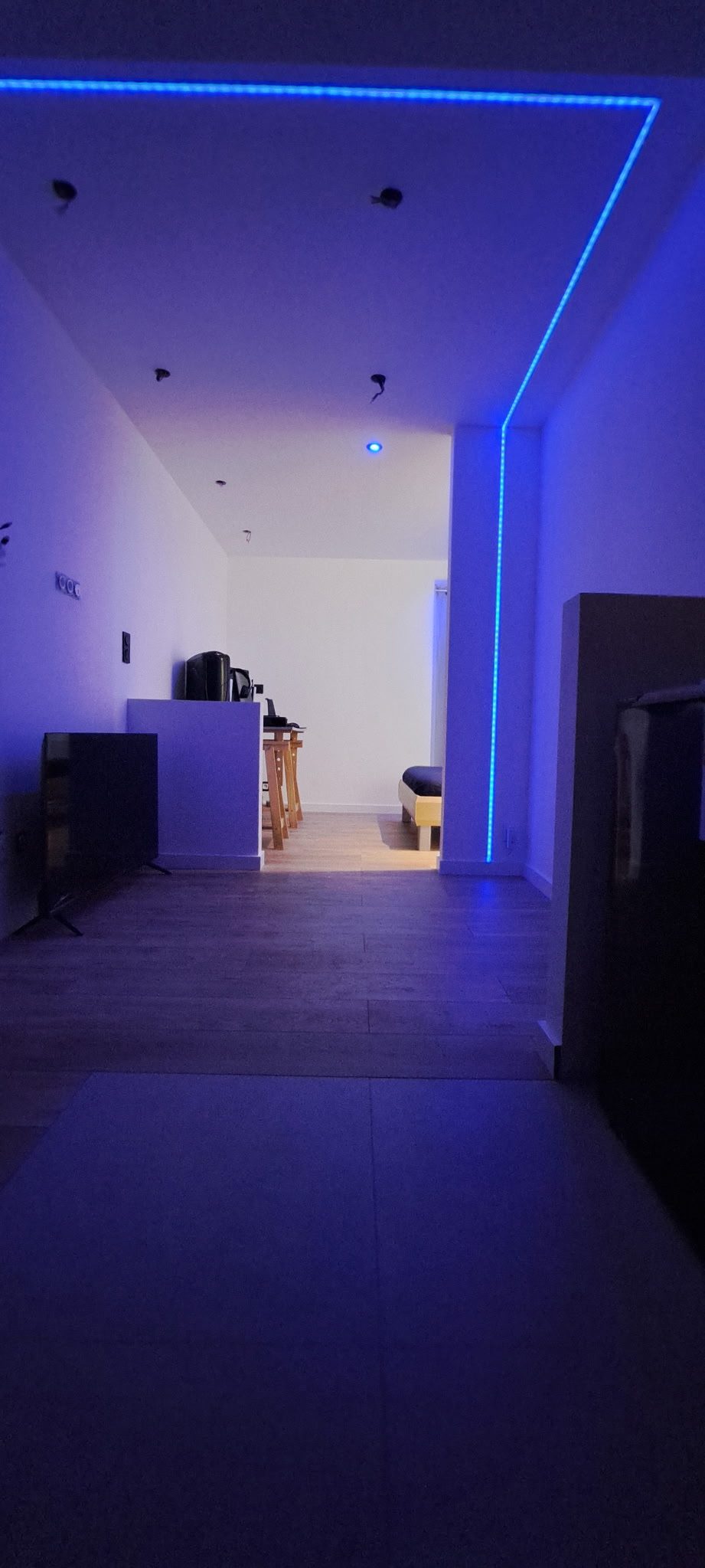 L'ambiance lumineuse du soir dans la pièce de vie