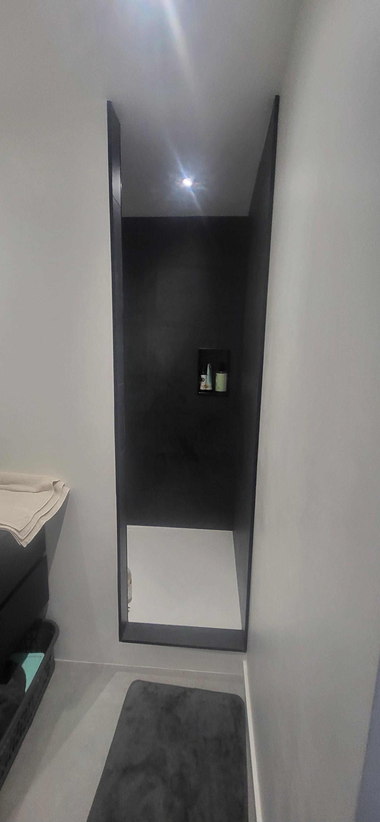 La douche, carrelage graphite